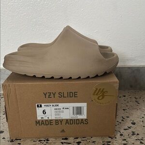 Adidas Yeezy Slide in Tan